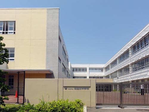 日進北中学校の正門から校舎を望む写真