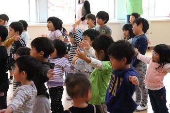 大きく腕を広げましょう