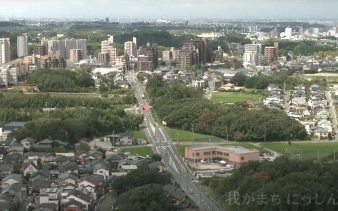 周りに広がる町と木々、真ん中に太い南山の手線の俯瞰写真