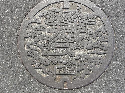 岩崎城がデザインされた、マンホールの蓋の写真