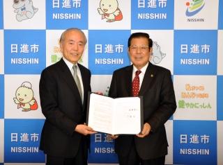 萩野幸三市長と広瀬茂協会けんぽ愛知支部長の締結式の様子の写真