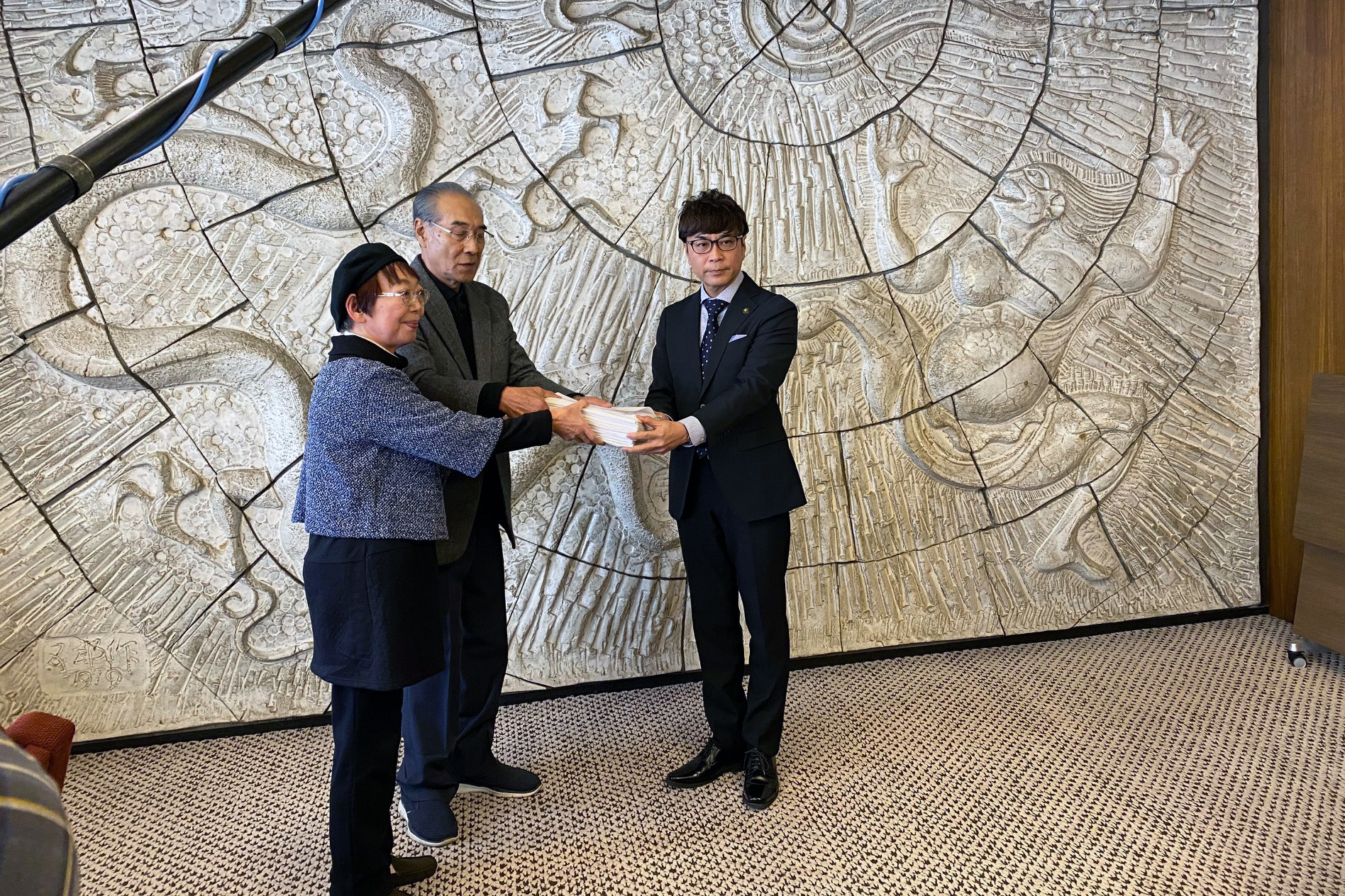 要望書を受け取る近藤市長