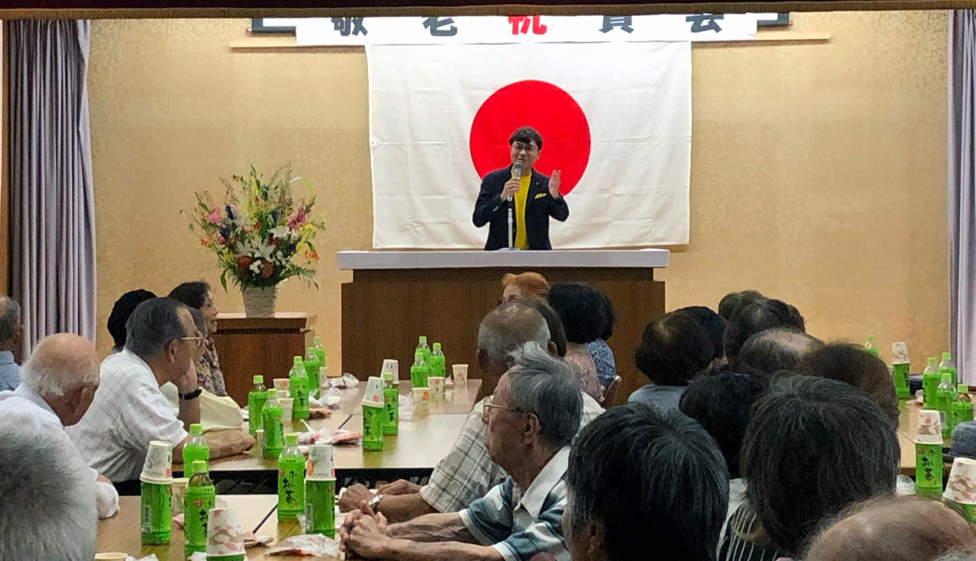梅森婦人会の敬老会であいさつする近藤市長