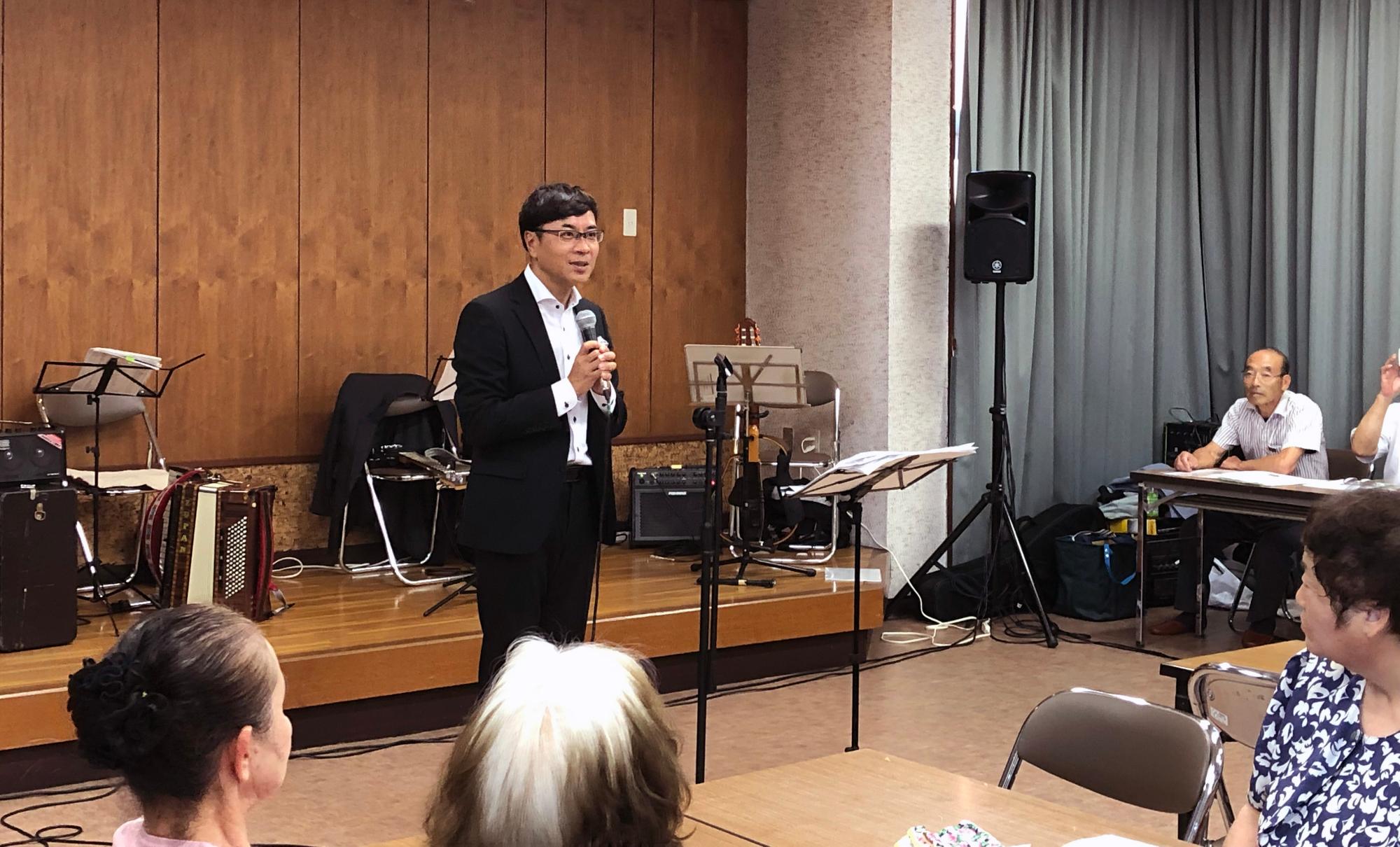 藤枝区の敬老会であいさつする近藤市長