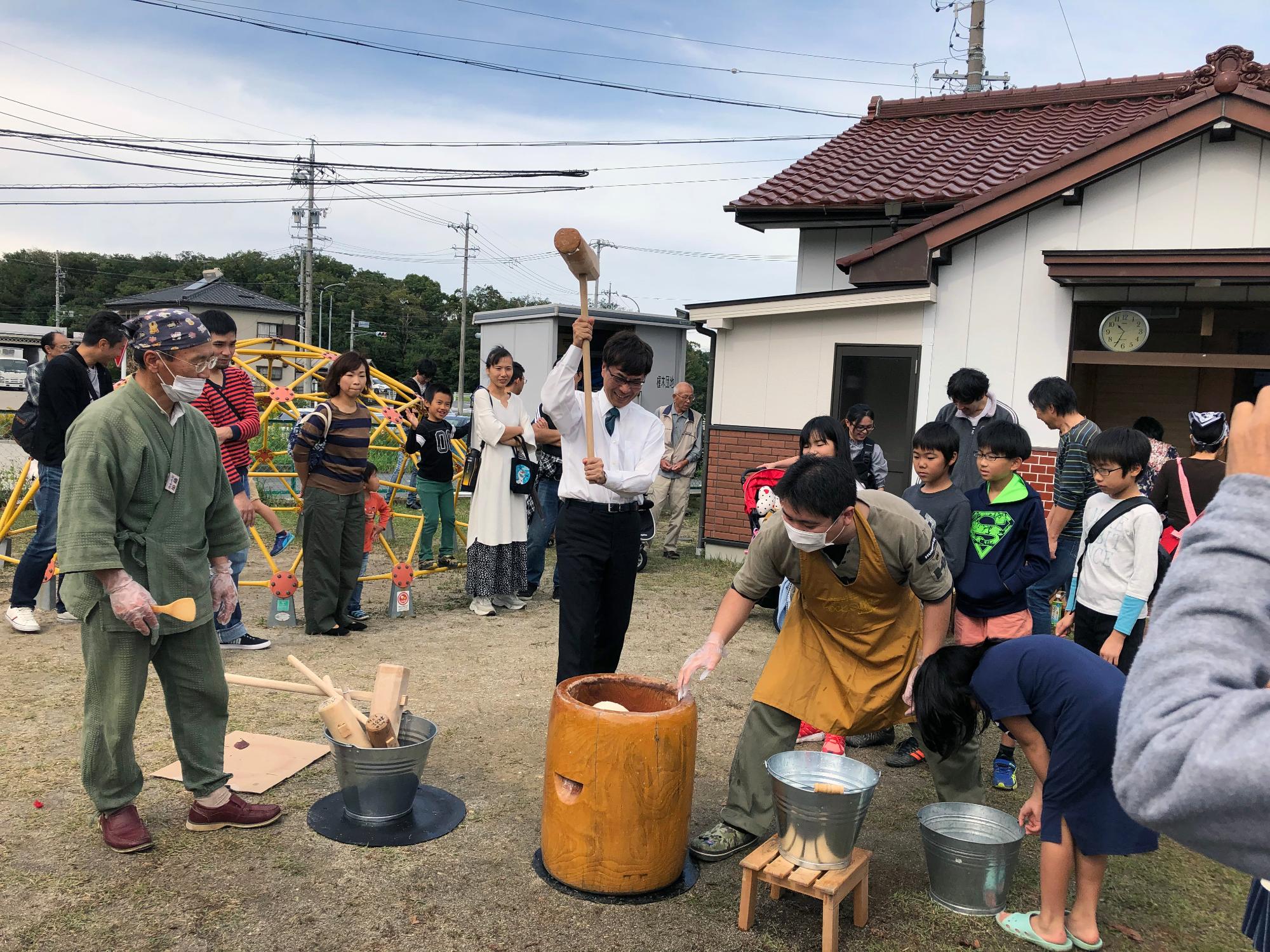しゅもく団地親睦会で餅つきをする近藤市長