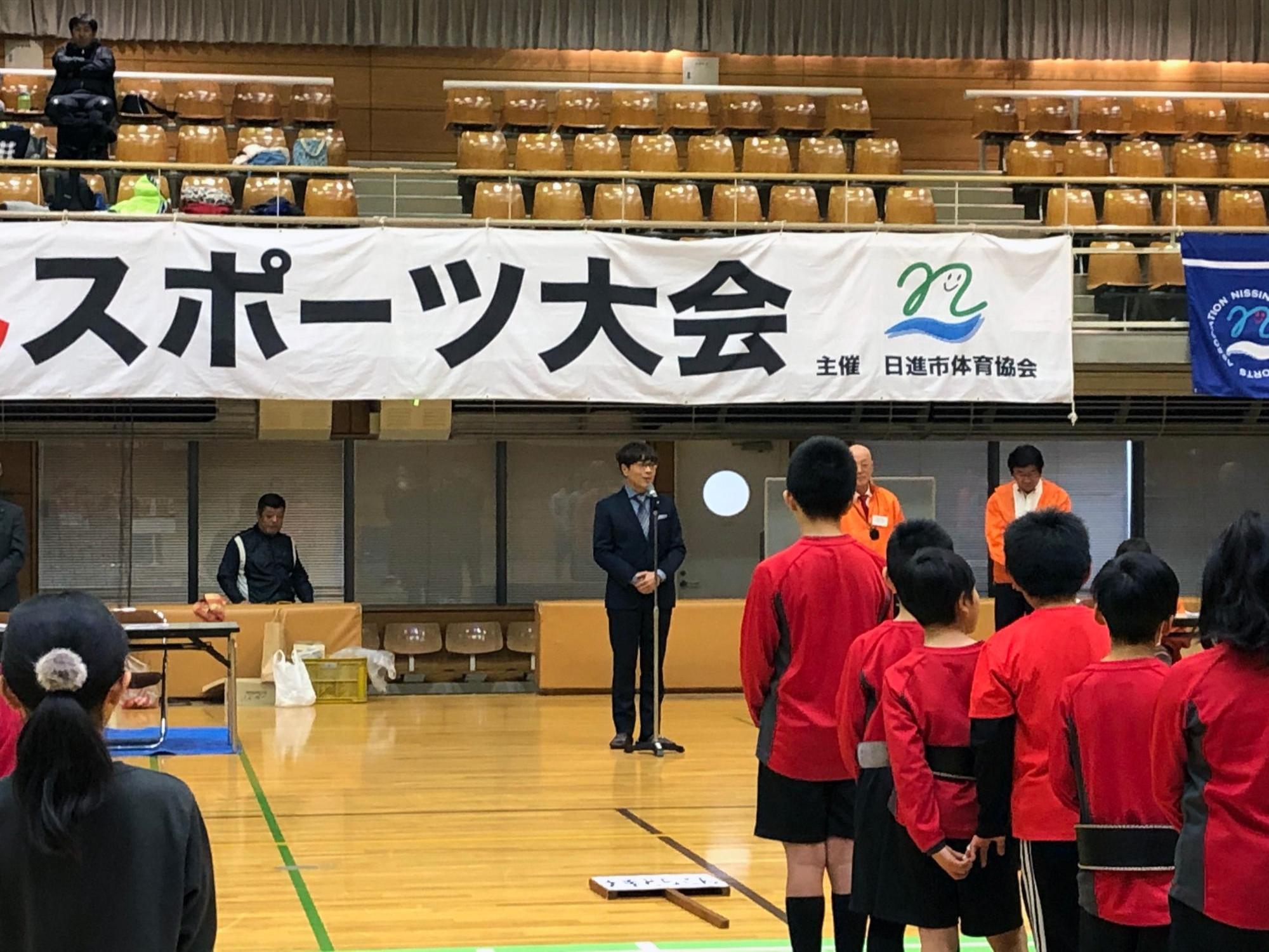 綱引大会で挨拶する近藤市長