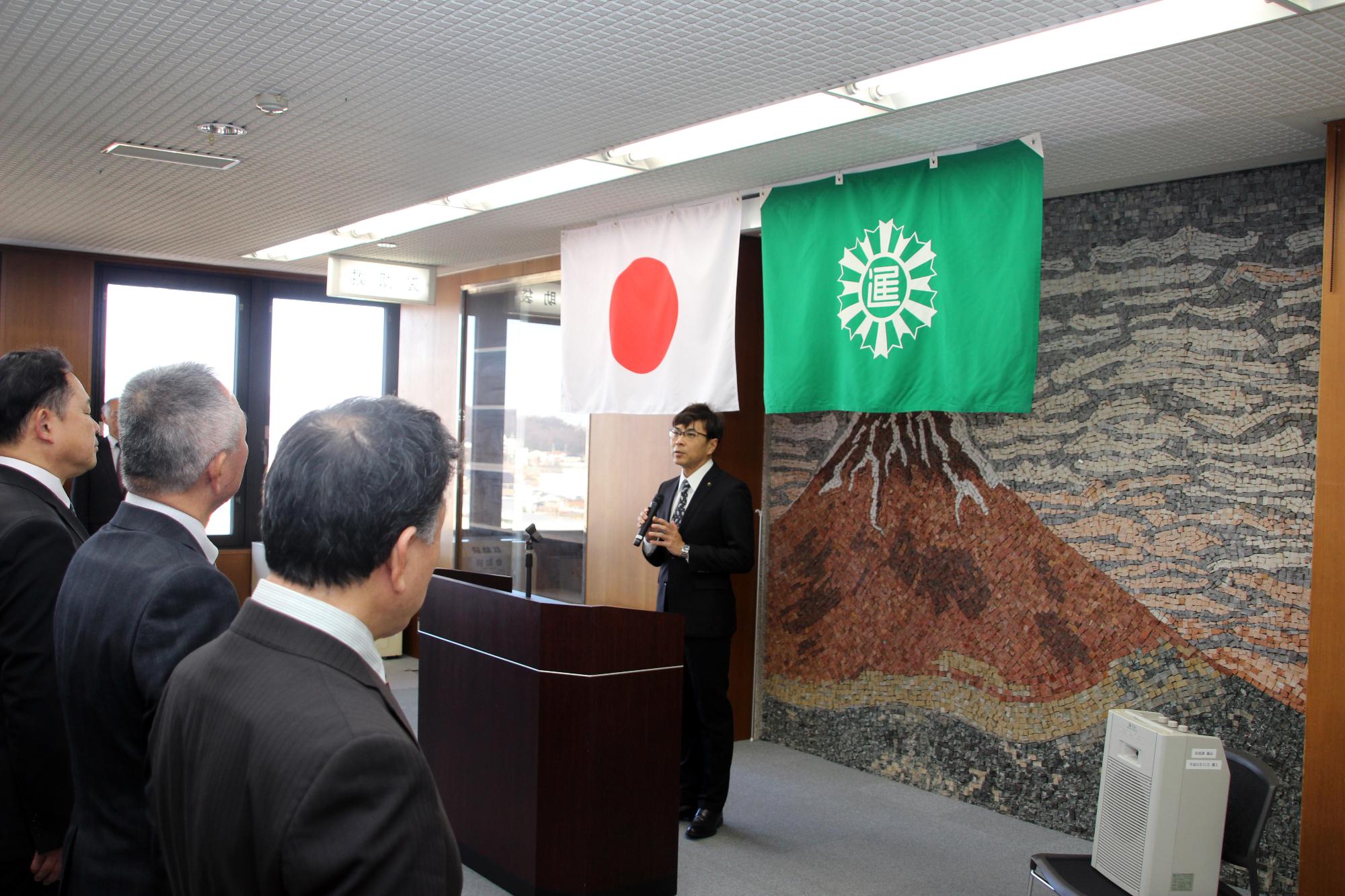 仕事始め式で挨拶する近藤市長2