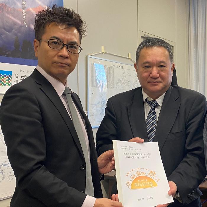 国土交通省道路局官房審議官に要望書を手渡す近藤市長