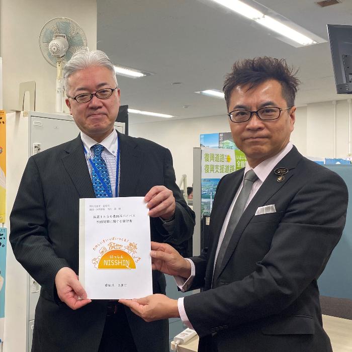 国土交通省道路局国道・技術課長に要望書を手渡す近藤市長