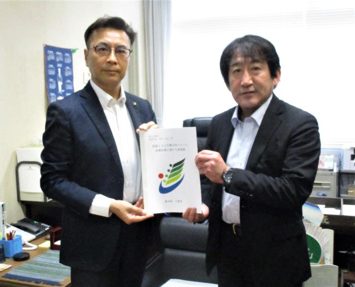 道路局長に要望書を手渡す近藤市長