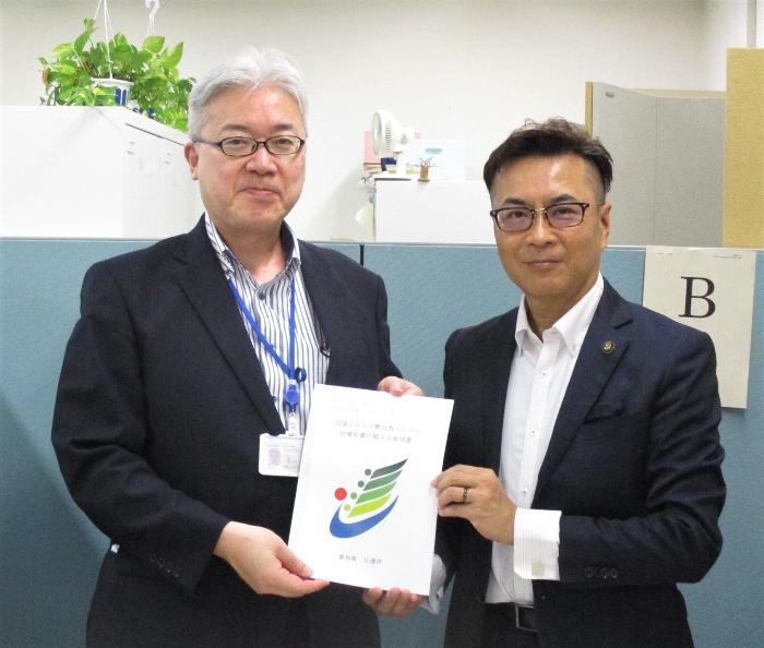 国道・技術課長に要望書を手渡す近藤市長