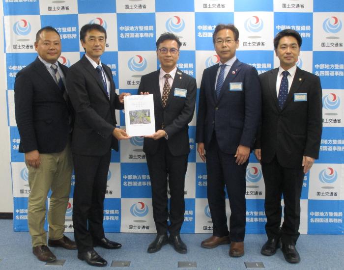 名四国道事務所長らに要望書を渡す近藤市長ら