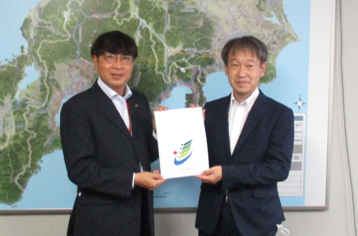 道路部長に要望書を手渡す近藤市長