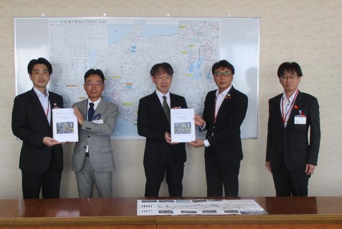 中部地方整備局写真右より東郷副町長、日進市長、道路部長、道路調査官、みよし市長