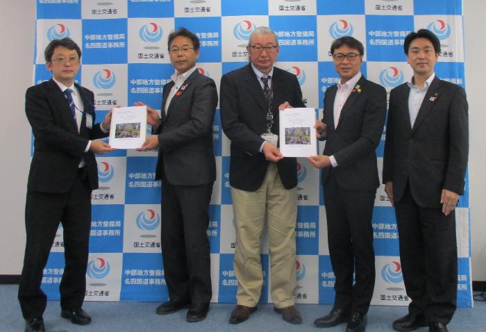 名四国道事務所写真右よりみよし市長、日進市長、名四国道事務所長、東郷町長、名古屋国道事務所長