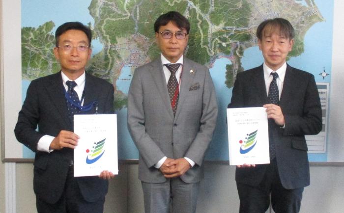 道路部長と道路調査官に要望書を手渡す近藤市長