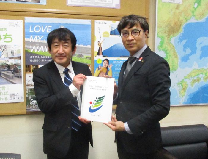 道路局長に要望書を手渡す近藤市長