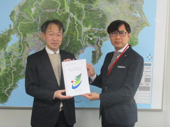 道路部長に要望書を手渡す近藤市長