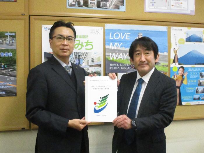 道路局長に要望書を手渡す近藤市長
