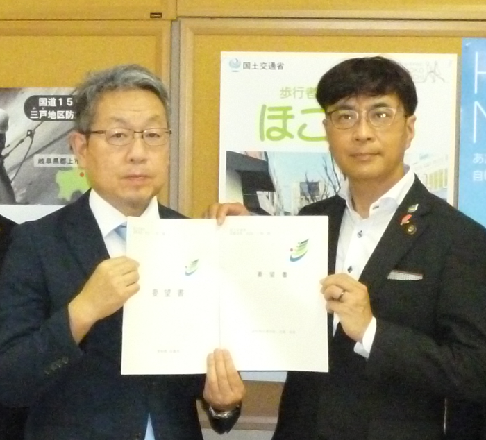 道路局長に要望書を手渡す近藤市長