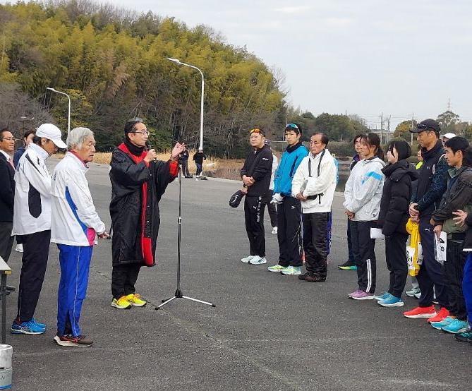 教育長が挨拶する様子