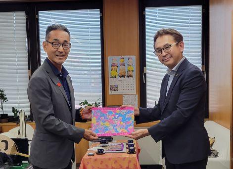 教育長と寄贈者の写真