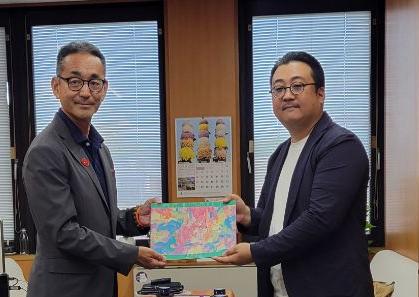 教育長と寄贈者の写真