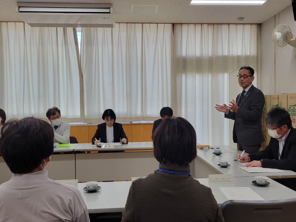 挨拶をする教育長