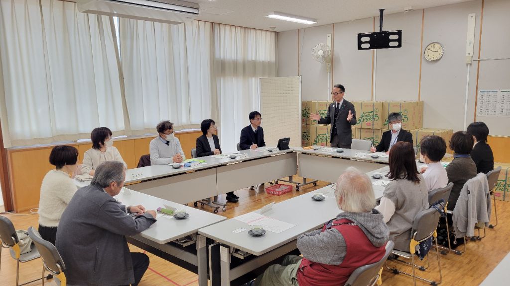 挨拶をする教育長