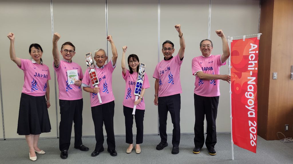 クリケットTシャツを着た教育委員と教育長の集合写真