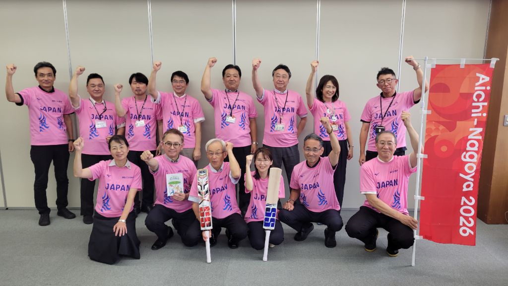 教育委員会でクリケットTシャツを着用して集合写真