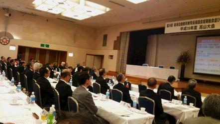平成28年度東海北陸都市教育長協議会定期総会・研究大会にて壇上に向かって座っている参加者の写真