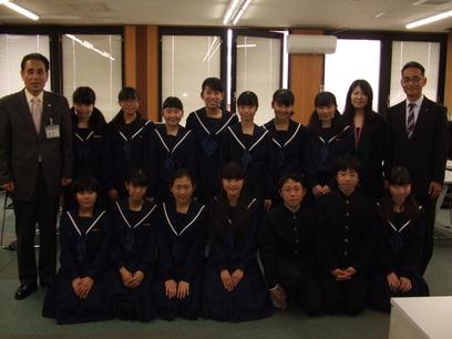 中部日本個人・重奏コンテスト本大会にて金賞を受賞した、日進中学校吹奏楽部の林和音さんはじめ吹奏楽部の皆さん、顧問の大竹先生が教育長に報告をした際の集合写真