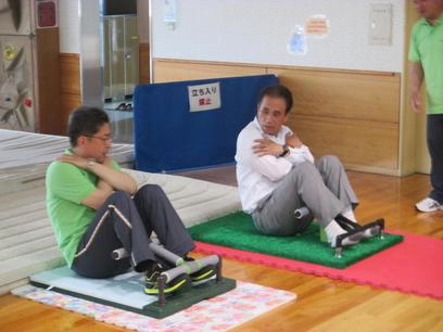 第9回日進市民体力テストにて体力テストをしている男性2名の写真