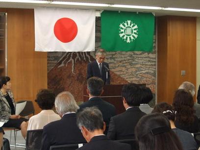 平成28年度日進市立小中学校評議員の委嘱式にて挨拶をしている様子の写真