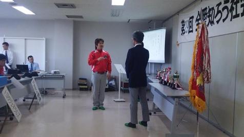 第29回全愛知ろう社会人軟式野球秋季大会の開会式にて男性が二人立っている写真
