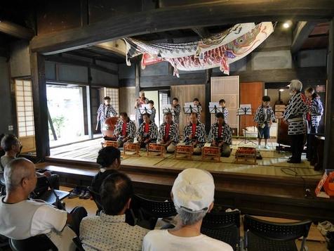 開館1周年記念イベントにて演奏をしている様子の写真