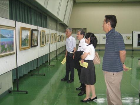 日進市美術連盟展の作品をみている様子の写真