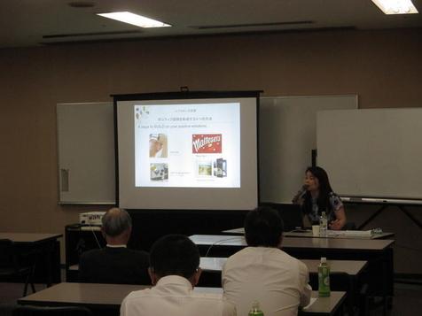 平成28年度日進市青少年問題協議会及び日進市家庭教育推進委員会との合同講演会にてプロジェクターを使って講演している様子の写真