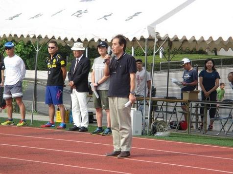 第1回陸上競技記録会の開会式で挨拶をしている様子の写真