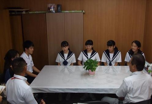 第71回東海吹奏楽コンクールに出場される日進中学校吹奏楽部の皆さんが、岩田校長・顧問の大竹先生とともに教育長へ報告をしにきた際の懇談している様子の写真