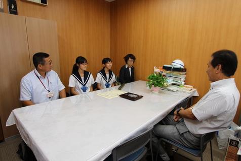 第59回中部日本吹奏楽コンクールに出場される日進北中学校吹奏楽部の皆さんが、渡邉校長・顧問の佐野先生とともに教育長へ報告した際の懇談している様子の写真