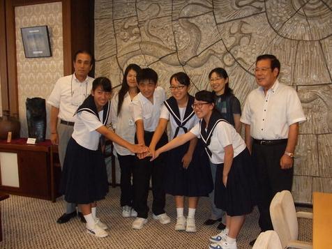第64回全日本吹奏楽コンクールに出場される日進中学校と日進西中学校吹奏楽部の皆さんが、顧問の大竹先生(日進中)・清野先生(日進西中)とともに市長・教育長へ報告した際の集合写真