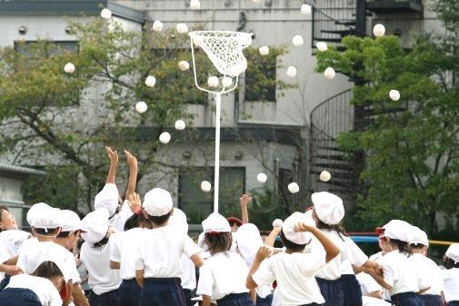 西小学校で行われた玉入れの様子の写真