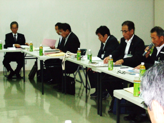平成28年度第3回尾張部都市教育長会議並びに尾張部町村教育長会議合同会議にて机を前に椅子に座っている人たちの写真