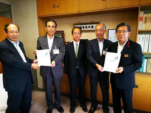 副市長と教育長が、愛知県教育長のもとを訪れ、学校施設環境改善交付金に関する要望書を提出した際の集合写真