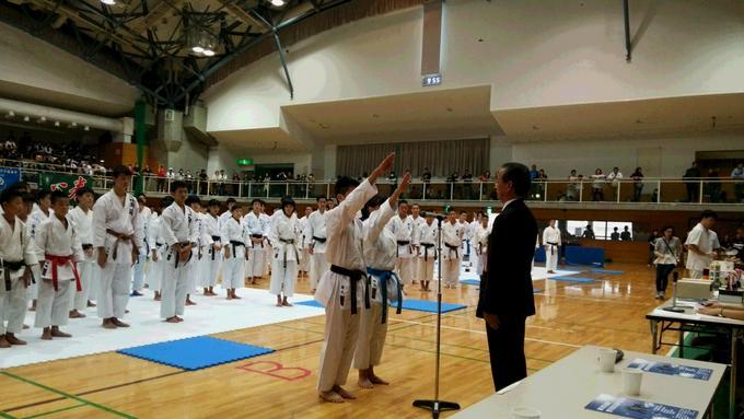 第5回日輪杯空手道交流選手権大会開会式にて選手宣誓をしている男性2名の写真