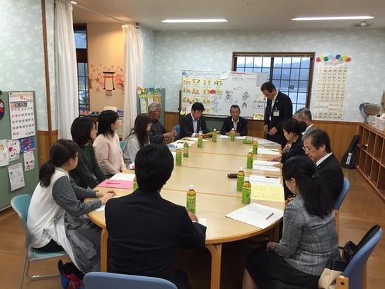 机を囲んで意見交換会をしている様子の写真