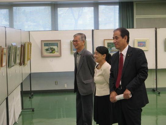 教育長と教育委員が作品鑑賞をする様子の写真