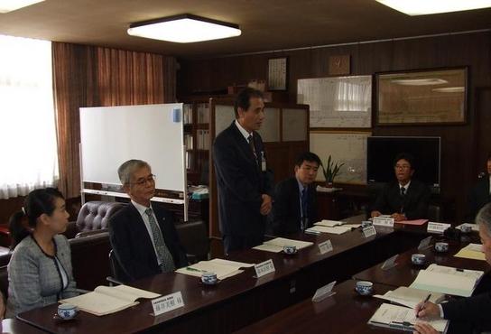 教育長と森本教育長職務代理者、藤井委員が日進中学校へ学校訪問した際の打合せの様子。真ん中の男性が立って話をしている写真